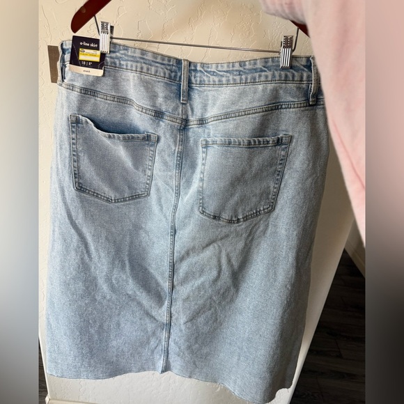 Ava & Viv|Midi A-line denim skirt,light wash,NWT•••Plus size Light Blue Skirt - Picture 6 of 15